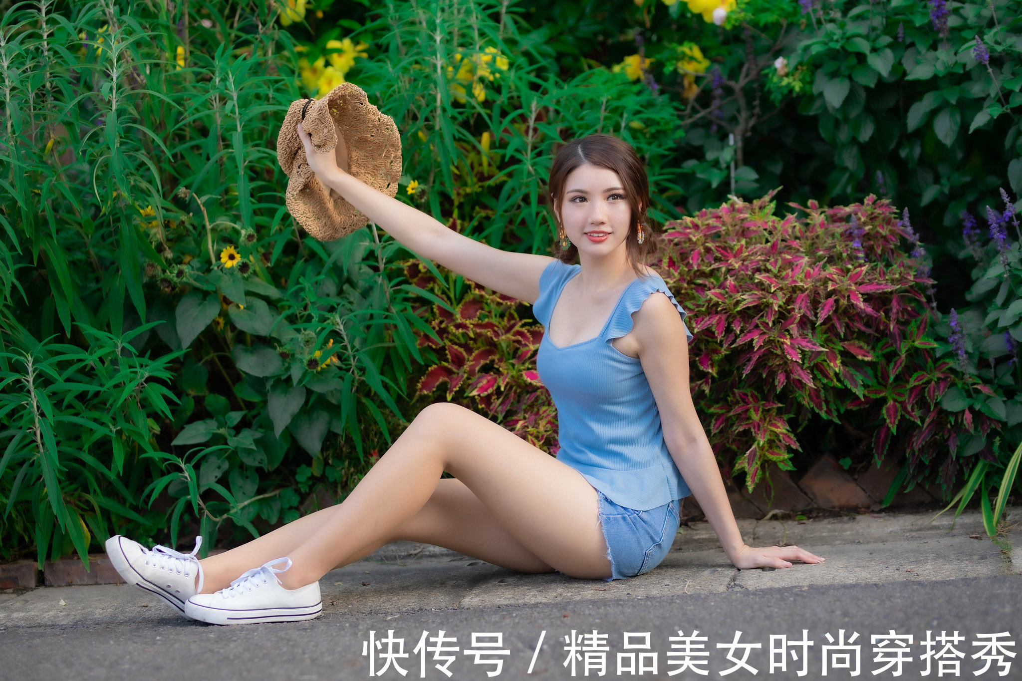 穿搭|蓝色背心搭配蓝色牛仔裤,轻松减龄,充满少女感