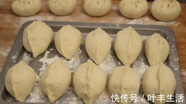 小董|三伏天，用这菜蒸包子太香了，想吃都买不到，皮薄大馅又鲜美
