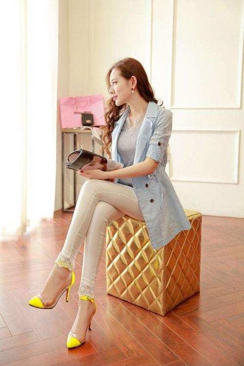 百搭|穿白色紧身牛仔裤的美女，秀出完美的身材曲线，辣妈穿出辣妹感觉