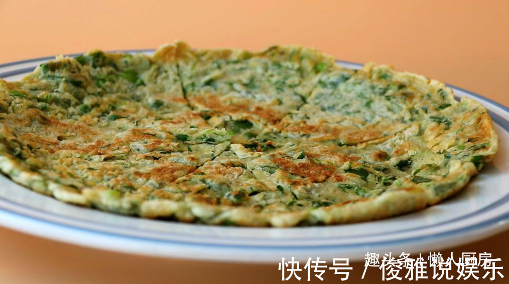 别再把芹菜叶子扔掉了，配上鸡蛋和面粉，教你做芹菜鸡蛋饼