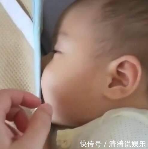嘴巴|6个月宝宝在熟睡,婆婆发现嘴巴里有问题,掀开被子后笑喷了