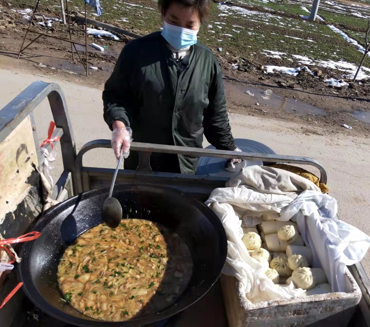 三轮车|暖心！安平一村民为抗疫执勤人员义务做饭送餐