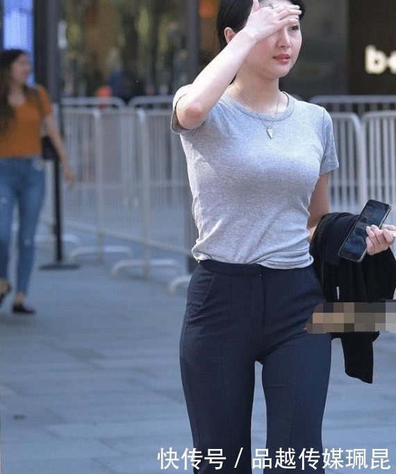 街拍：灰色上衣搭配黑色休闲裤，让你的美不再低调！