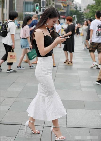 黑吊带配白鱼尾裙,层次分明,立体感十足