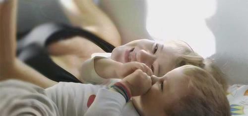 打骂|孩子晚上到点不睡觉,打一顿就好了?“无能”的父母才只会打骂!