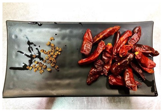 炒鱿鱼时,直接下锅炒错了,多加一步,鱿鱼鲜嫩爽口,亮白不腥气