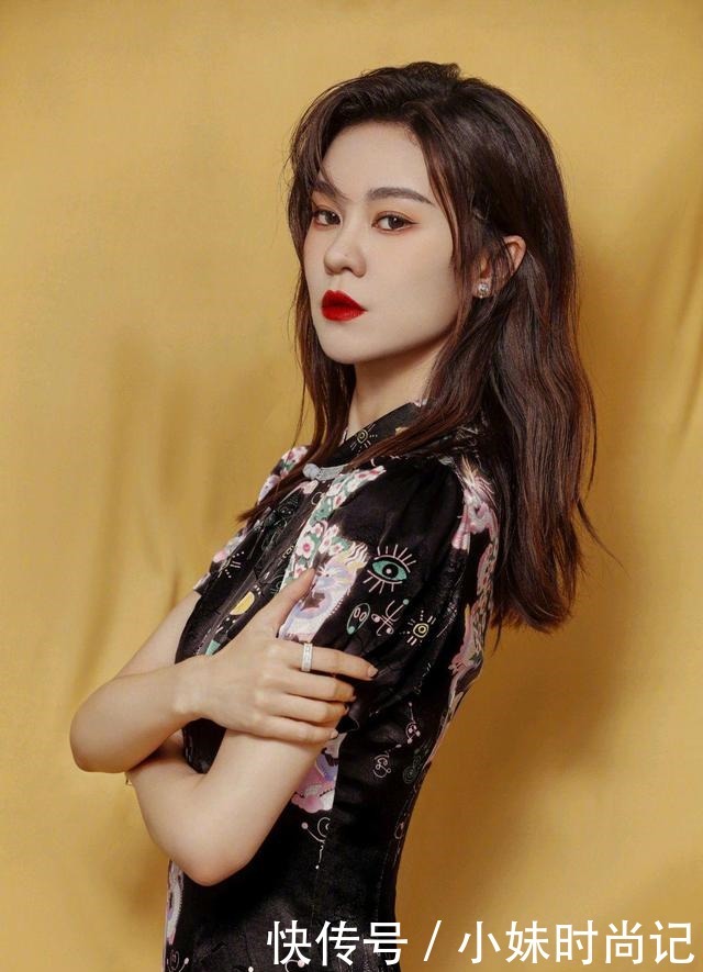 原来郁可唯这么会穿, 黑色印花旗袍配高跟凉鞋, 浓浓的复古韵味
