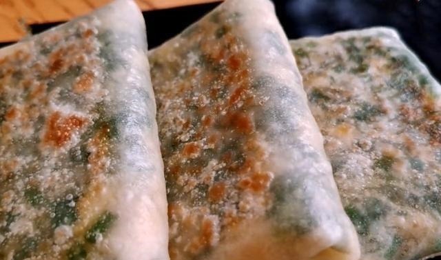 家里有面粉，别再蒸馒头了，试试此做法，上锅一烙，鲜美又下饭