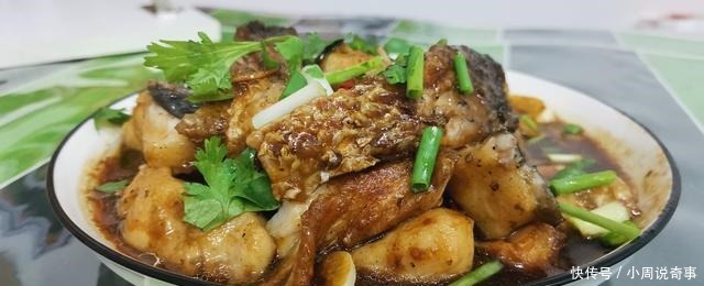 我家草鱼从不红烧,教你懒人做法,不加一滴水,上桌被全吃光!