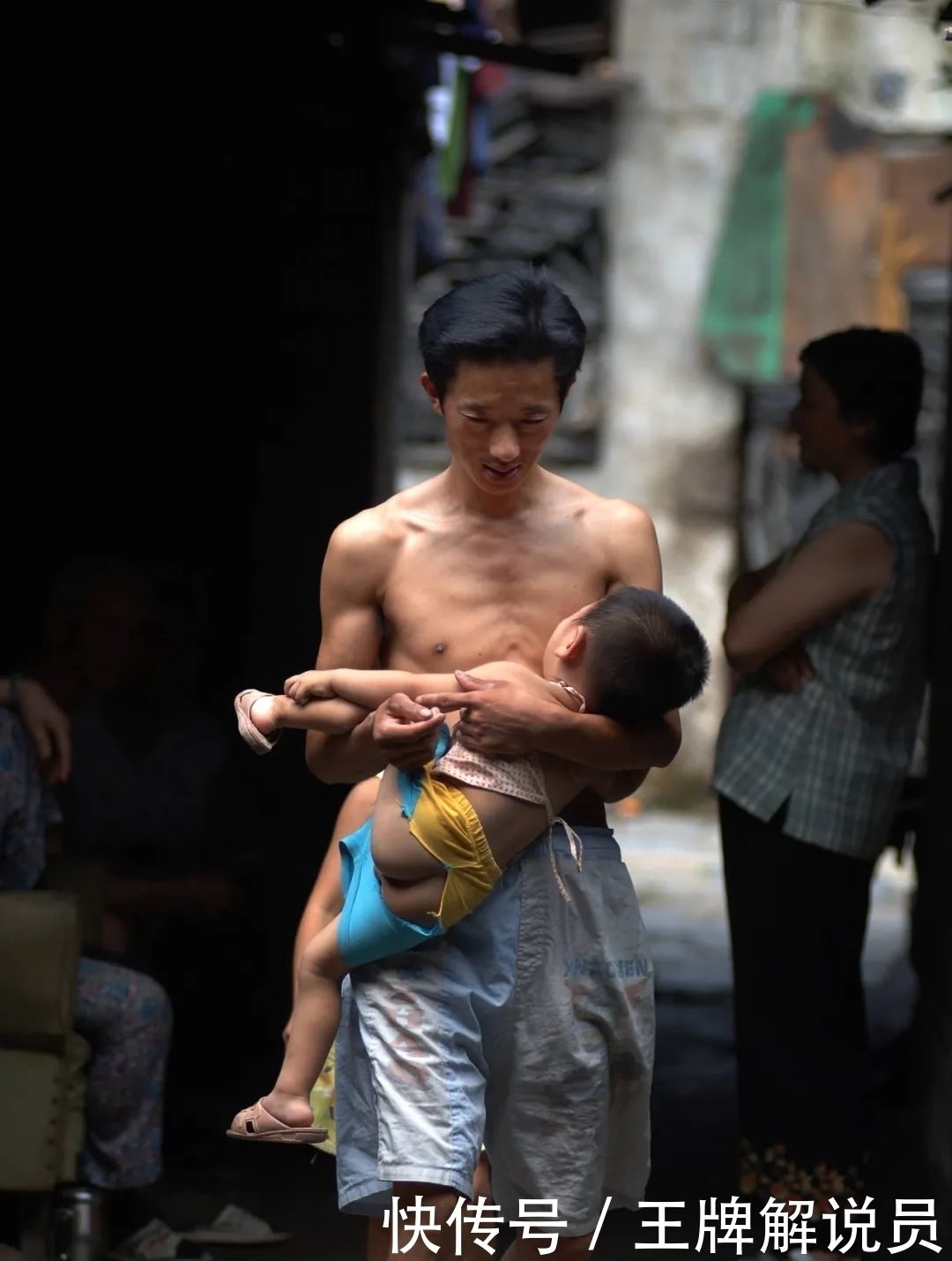 一对古稀老人守着一个小吃摊子,养活四代人,还留住了一条街