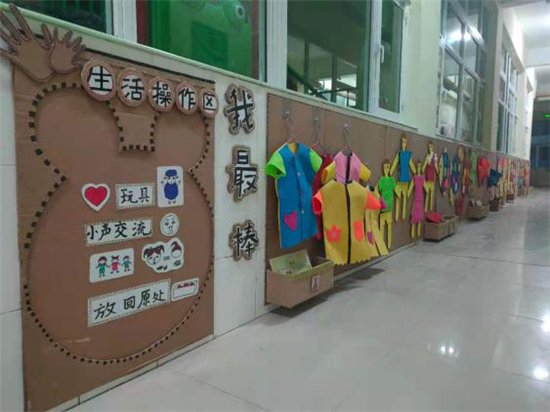 走廊玩出智慧 游戏点亮童心！钢城现代幼儿园走廊环境创设活动