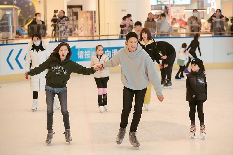 有戏了?王子文相亲男嘉宾十指紧扣约会冰场,坦诚分享原生家庭父爱遗憾