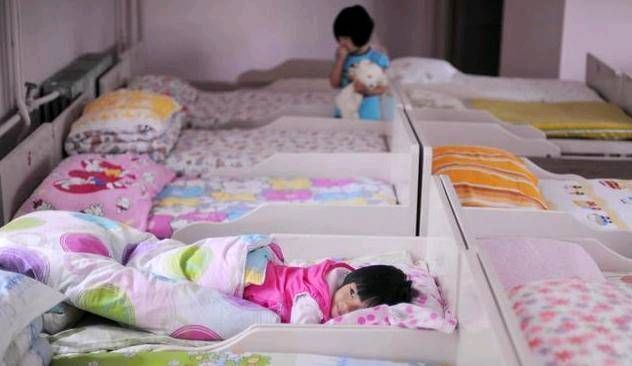 作息时间|当妈妈检查幼儿园的监控时,她看到孩子在偷偷地做这件事,突然觉得很难过