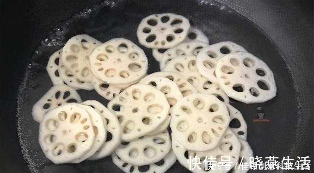 凉拌莲藕好吃有技巧,看老阿姨详细凉拌流程,藕片洁白脆嫩不发色