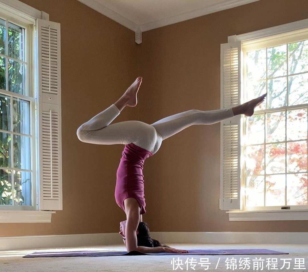 牛仔|韩雪穿得够年轻,白衬衫搭配牛仔套装似少女,一双漫画腿太抢风头