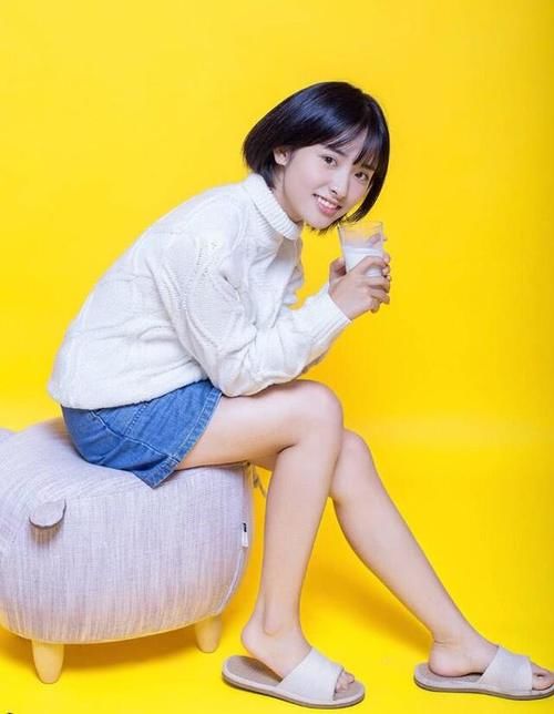 日系|小姐姐喝牛奶拍日系写真，毛衣＋牛仔裙超清新，漫画腿才是重点