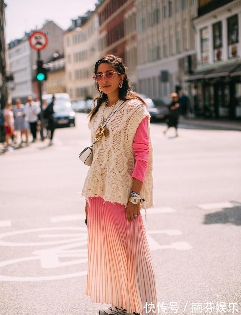 风格 今年流行“奶奶”的针织背心,配衬衫就挺好看,街头潮人都在穿
