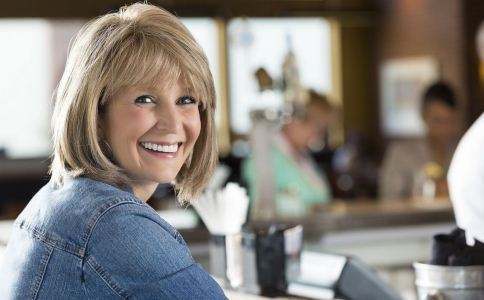 胡萝卜|女人绝经后,常吃3种食物,助你养好卵巢,延缓衰老,显年轻