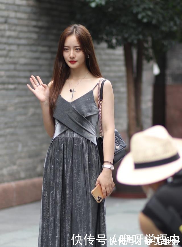 高跟鞋 吊带裙透出姑娘的高级优雅感,有一种独特魅力,时尚百搭