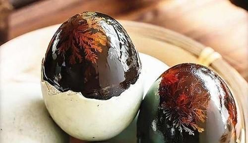 买皮蛋时，碰到这“4种”不要买，8毛一个也不要，商贩自己都不吃