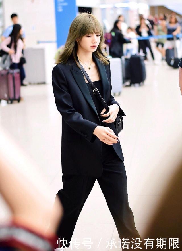 穿着黑色|lisa遭遇时尚大佬,穿黑西服变五五分,竟然火爆全场