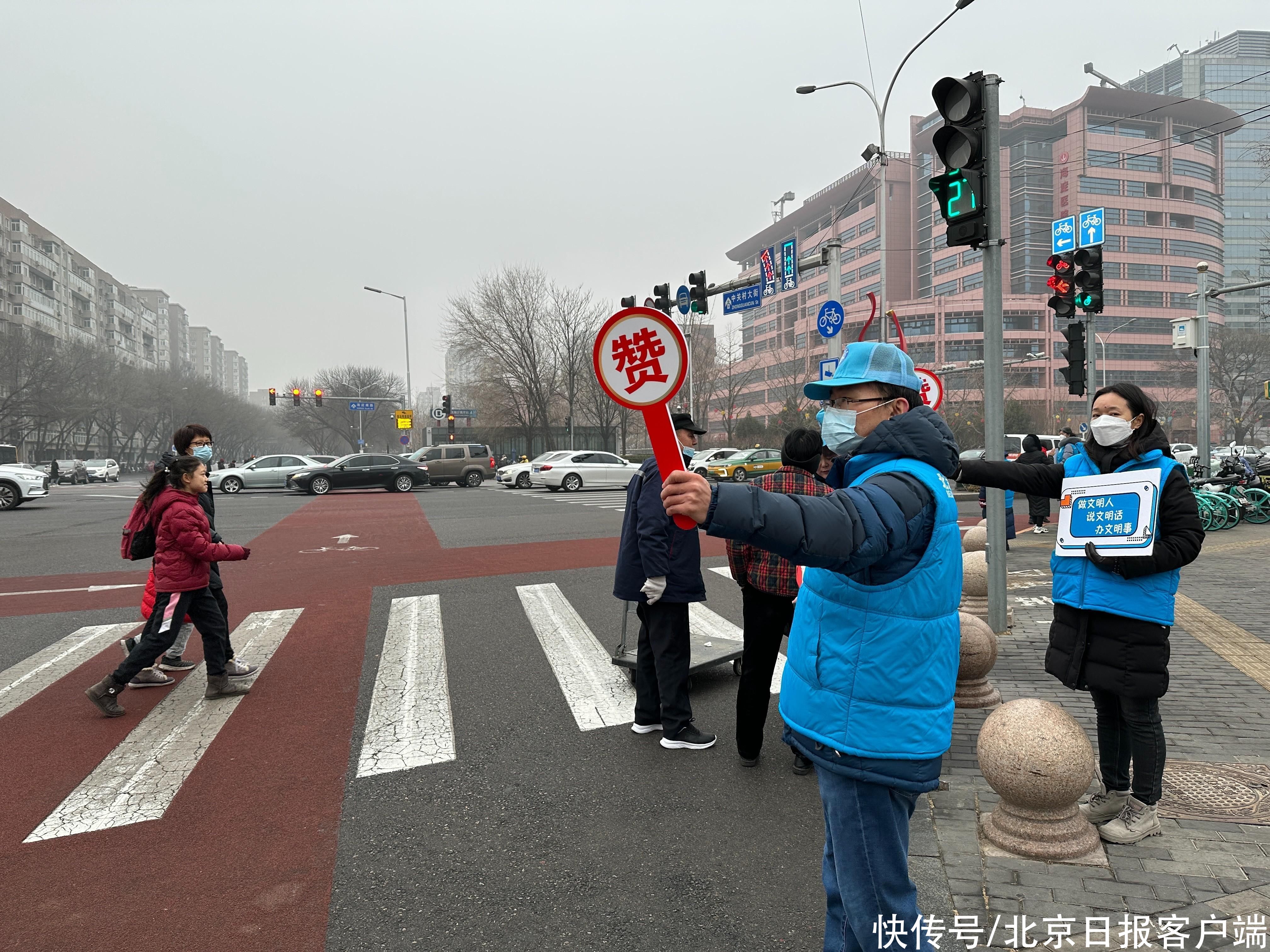 迎接“开学季”，志愿者路口倡导“文明礼让”