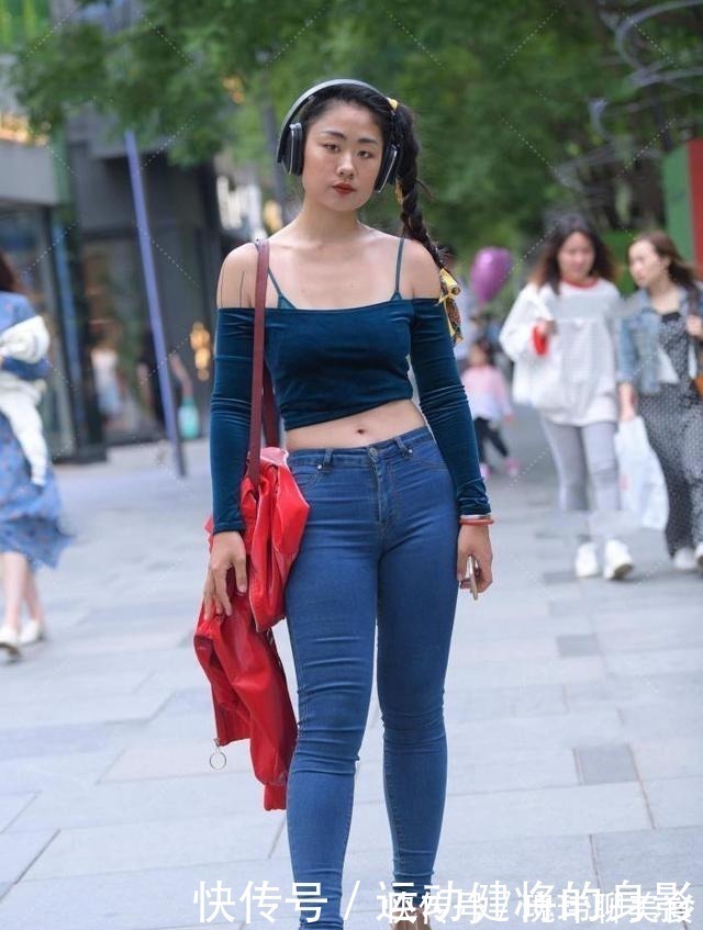 高贵|短款蓝色丝绒一字肩上衣，高贵典雅，气质十足
