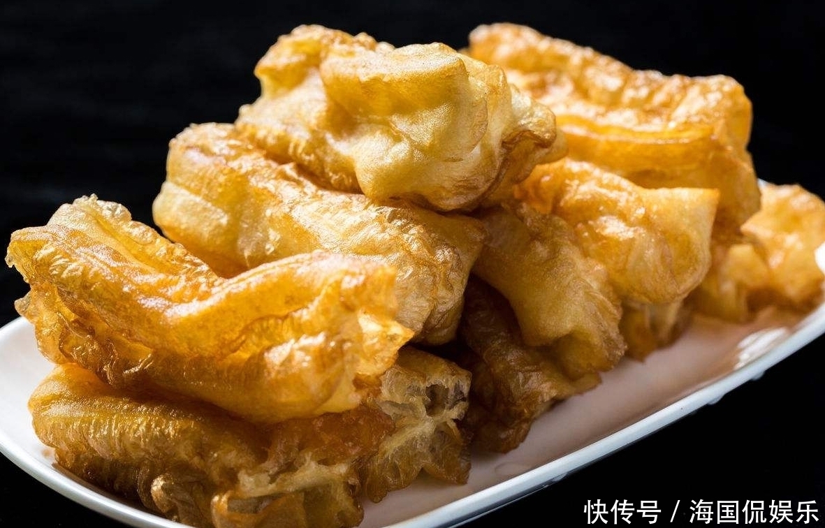 酥脆|炸油条时，和面的方法很重要，用对方法，油条酥脆可口更好吃