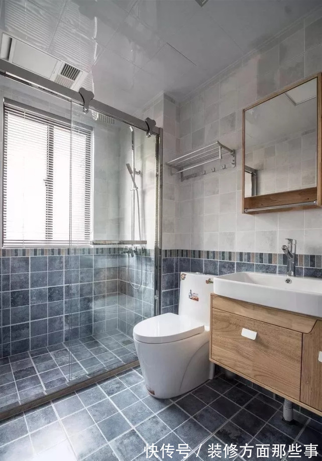 落地窗|127平现代风阳台隔出小书房,临着大大的落地窗,轻松又惬意