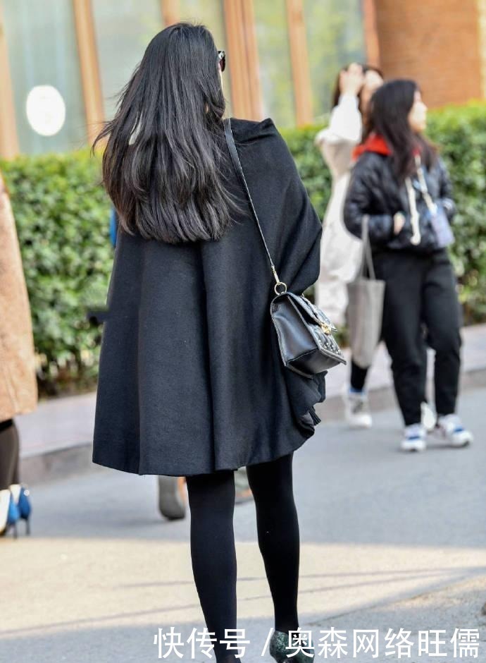丝袜|街拍：“黑丝袜”果然是好东西，让美女显得更性感了