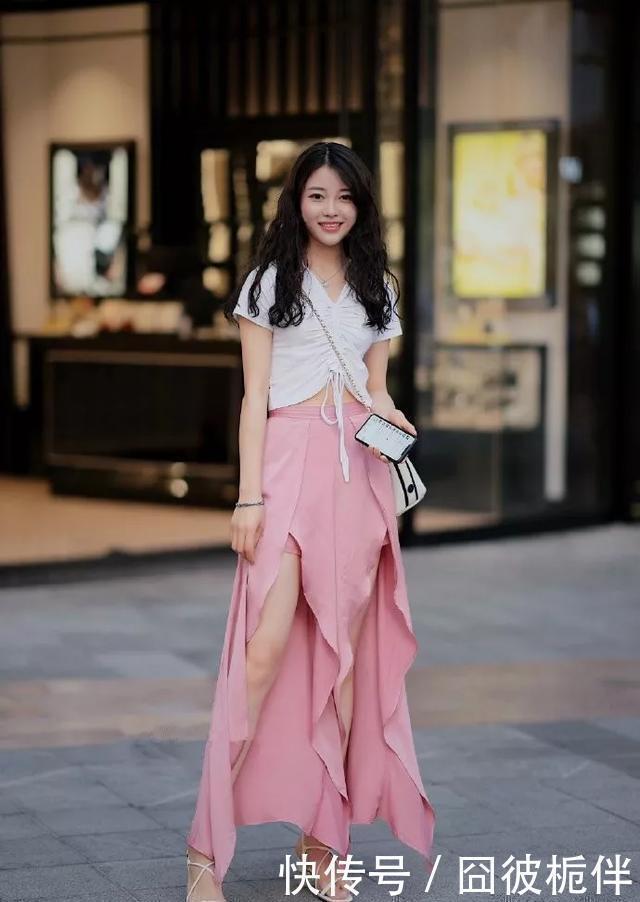 街拍 美女肉色连衣裙搭配一双气质的尖头高跟鞋,带着优雅与飘逸的姿态