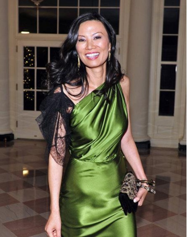 邓文迪真会穿，一袭绿色斜肩连衣裙华丽高级，一般人穿不出这效果