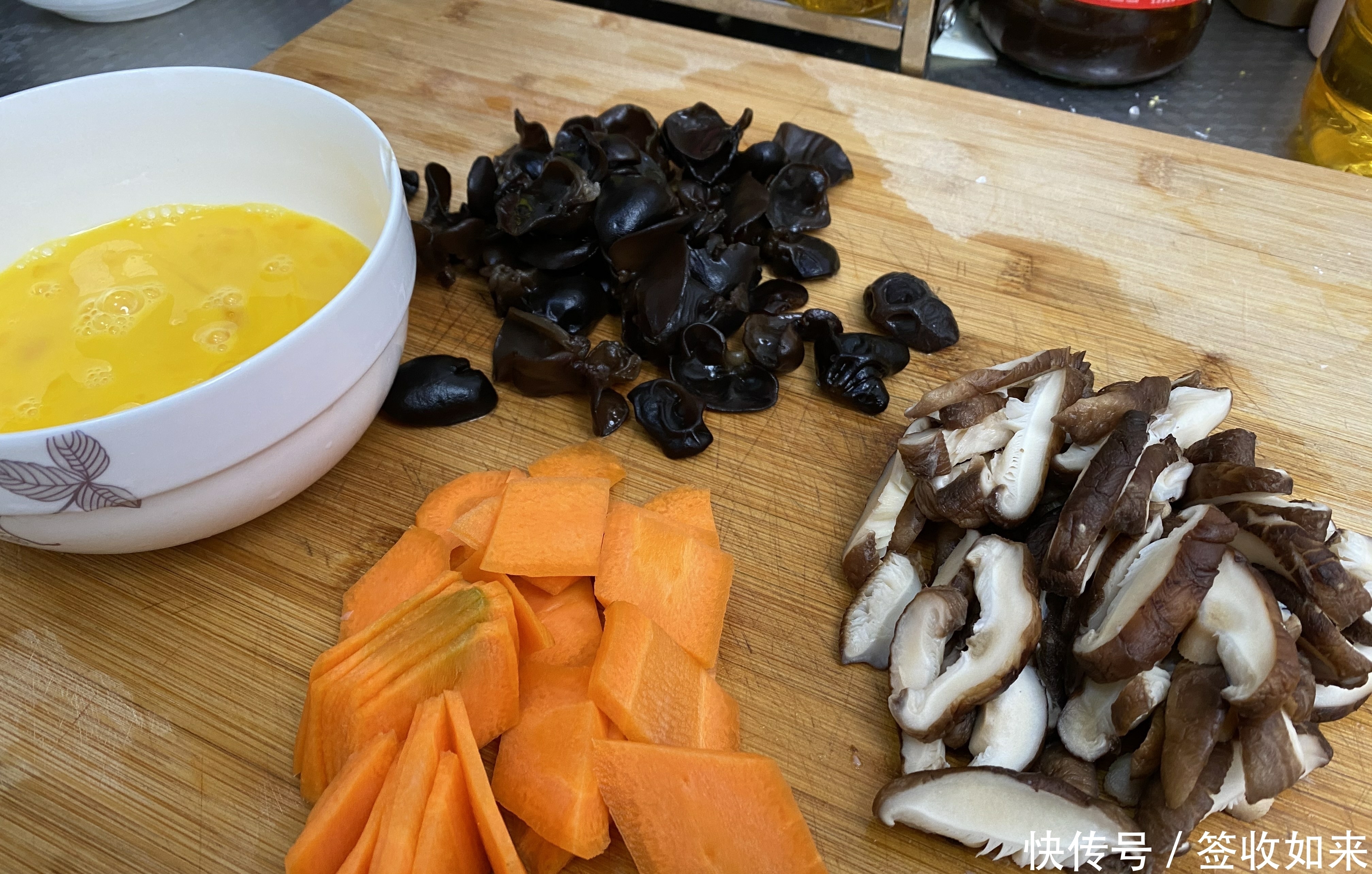 泡发干香菇,到底用热水还是凉水?原来一直做错,难怪营养流失