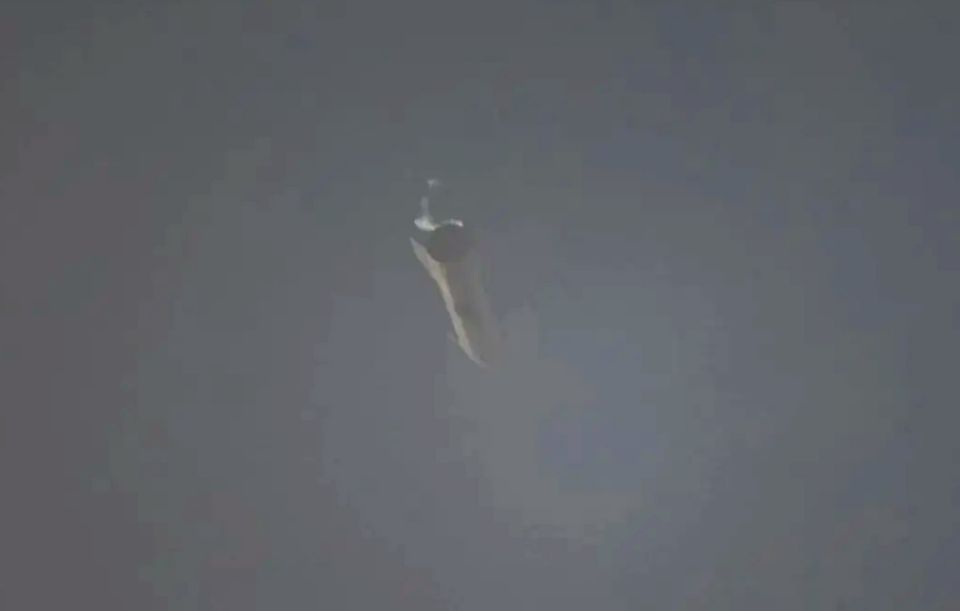 三连炸之后,星舰SN11直接空中解体,最有可能的失败原因有两个