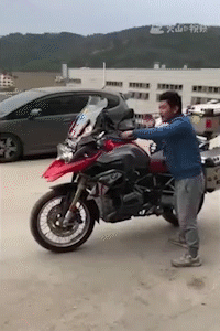 |搞笑GIF:妹子,你这也太皮了,皮一下很开心吧!