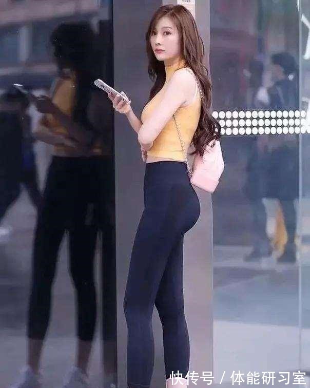 亚麻裤 黑色打底裤搭配短款红色上衣,柔滑细腻,较青春时尚!