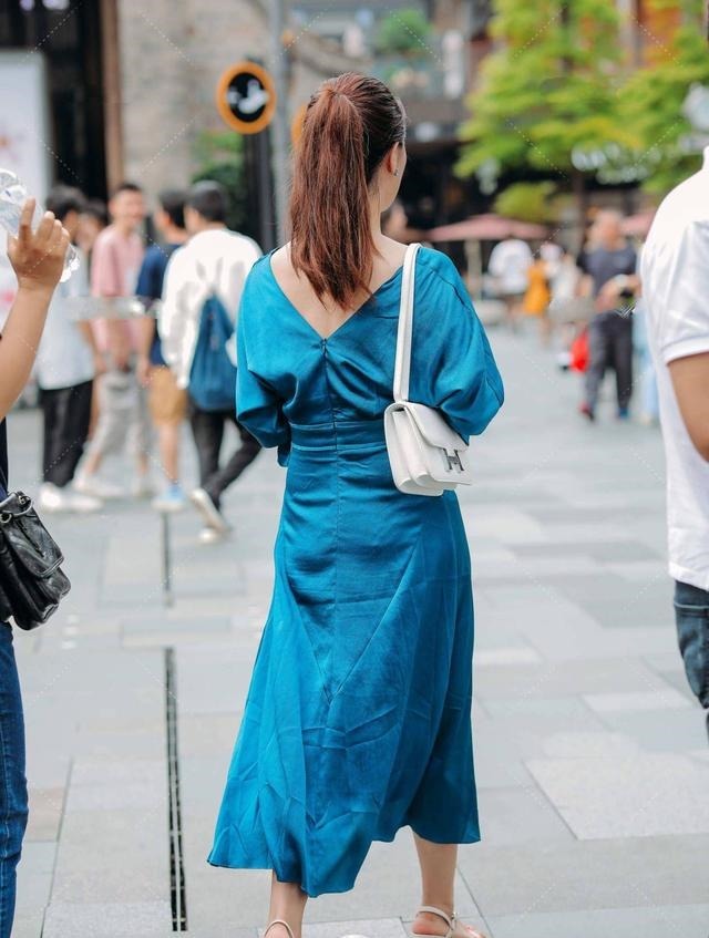 tips 不同的蓝色搭配出来,气质风格大不同,蓝色连衣裙选款分享给你!