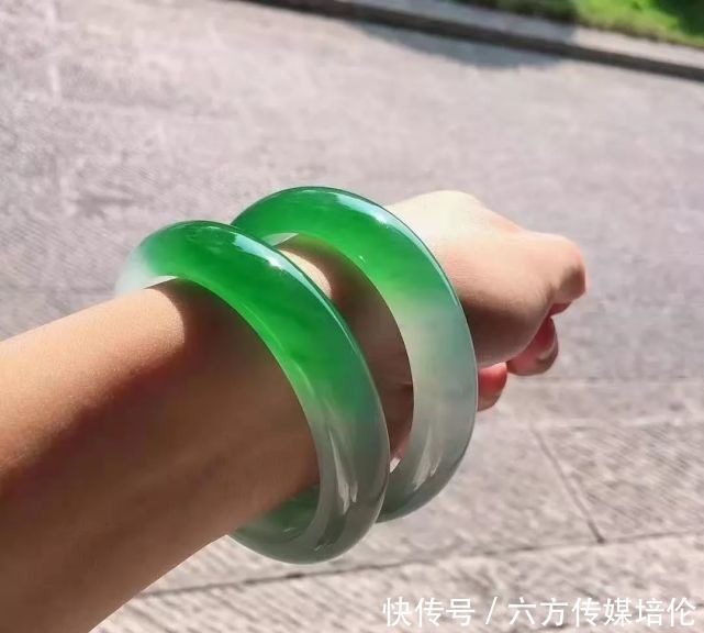 到底|挑翡翠,到底是越透越好,还是越绿越好?