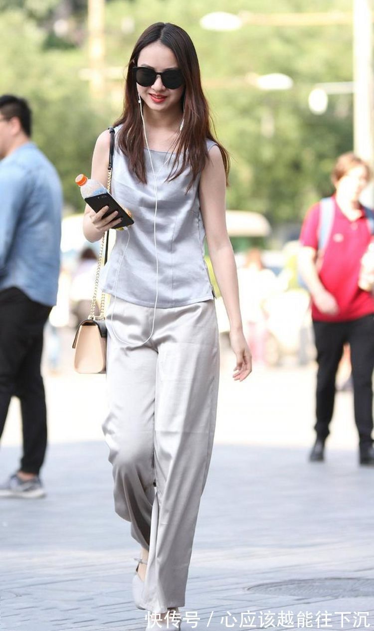 蓝白色|路人街拍,搭配蓝白色的条纹连衣裙,看起来非常整洁大方