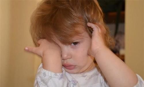 双眼皮能揉出来?3岁男童视网膜脱落,只因妈妈的“双眼皮执念”