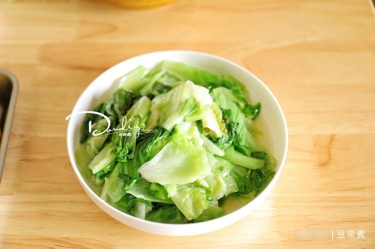 一家三口的午餐在朋友圈火了，整桌没个鱼，网友：精打细算太掉价