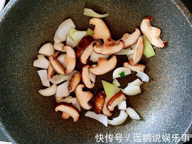 美味|学会这样做香菇豆腐炒木耳,营养好吃又美味下饭,孩子们馋得不行