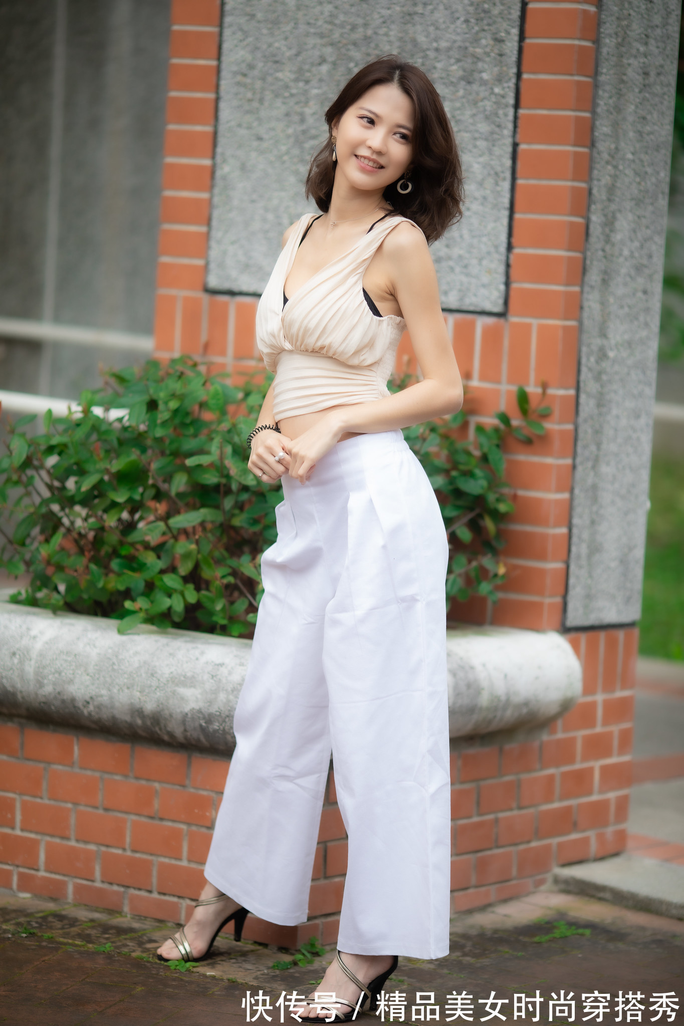 背心|时尚有女人魅力的小背心搭配阔腿裤,显得风韵十足,很有女人魅力