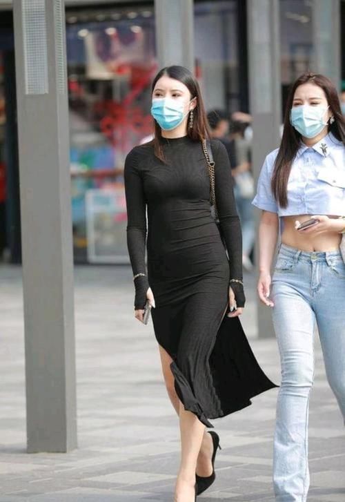 街拍 微胖女孩穿搭黄色的连衣裙，流畅立体的剪裁，走在街头非常亮眼