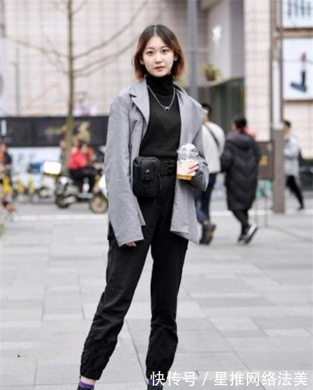 街拍|街拍:短发小姐姐,休闲衫搭配半裙,俏皮又可爱