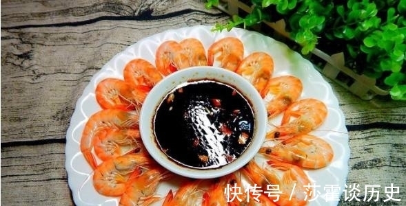 小美美|煮虾别只知道加水煮，试试加点它，虾肉鲜嫩还不腥，咋做都好吃！