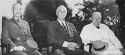 坐在|二战英美苏三巨头合影，为啥罗斯福总坐在中间？说出来你可能不信