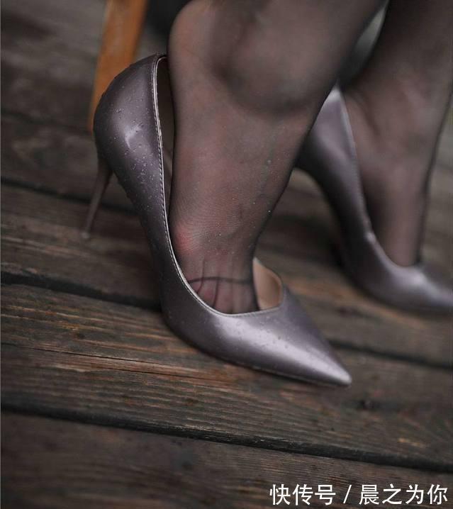 搭配 银色个性优雅高跟鞋搭配,凸显出女生自身优雅气质更加迷人