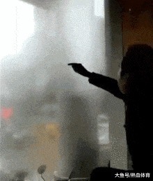 |搞笑GIF：晚上女神突然发了一张图过来 她是不是在暗示我什么