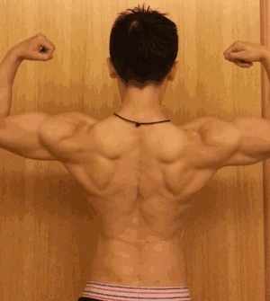 动作|她是最健壮的姑娘拥有麒麟臂、完美腹肌的小姐姐是如何练腹的